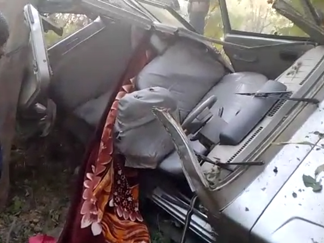 high speed bolero collided with tree in siwan, 6 people injured in the ...