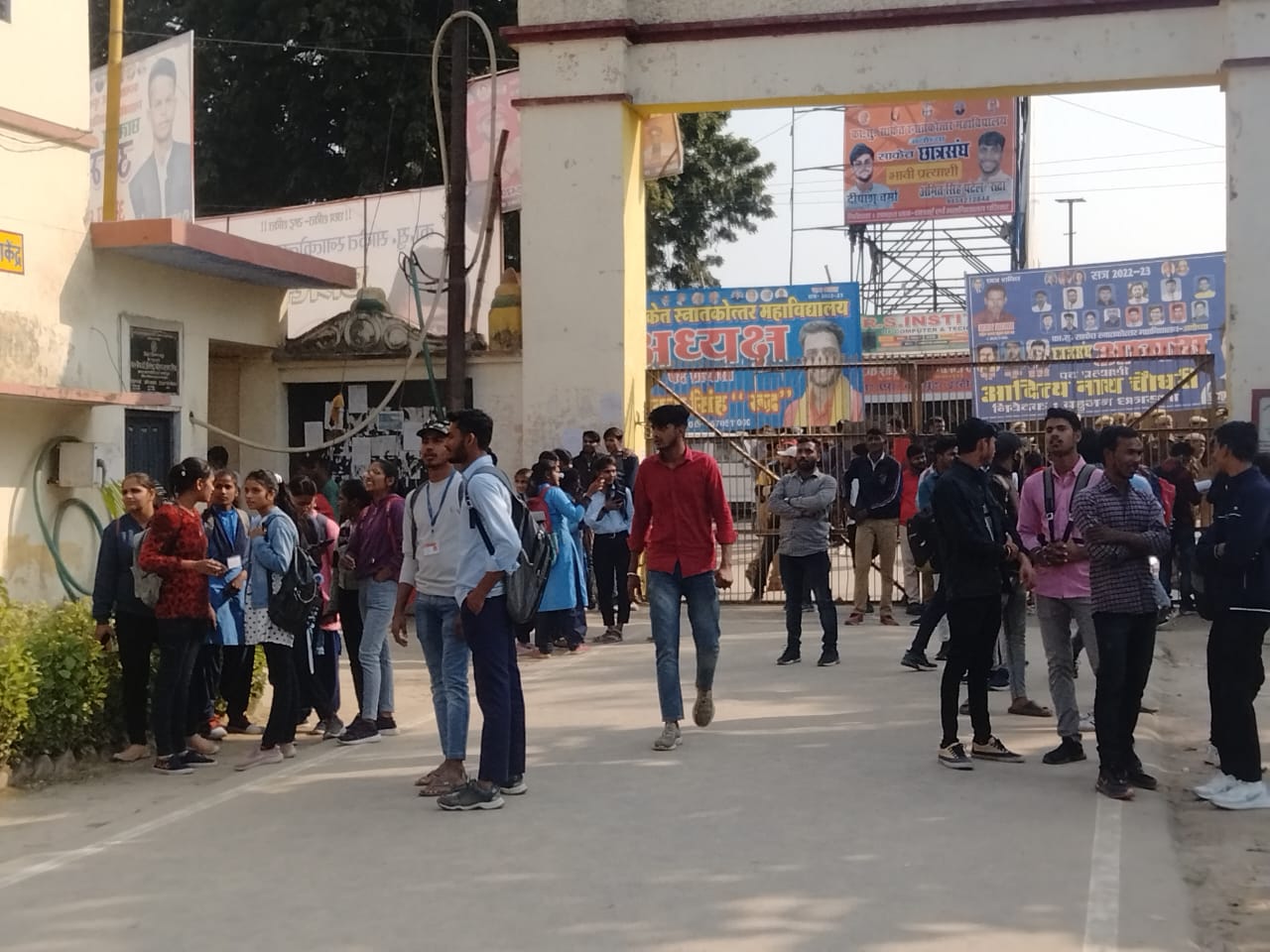 छात्र नेताओं के हंगामे के बाद कक्षाएं स्थगित।