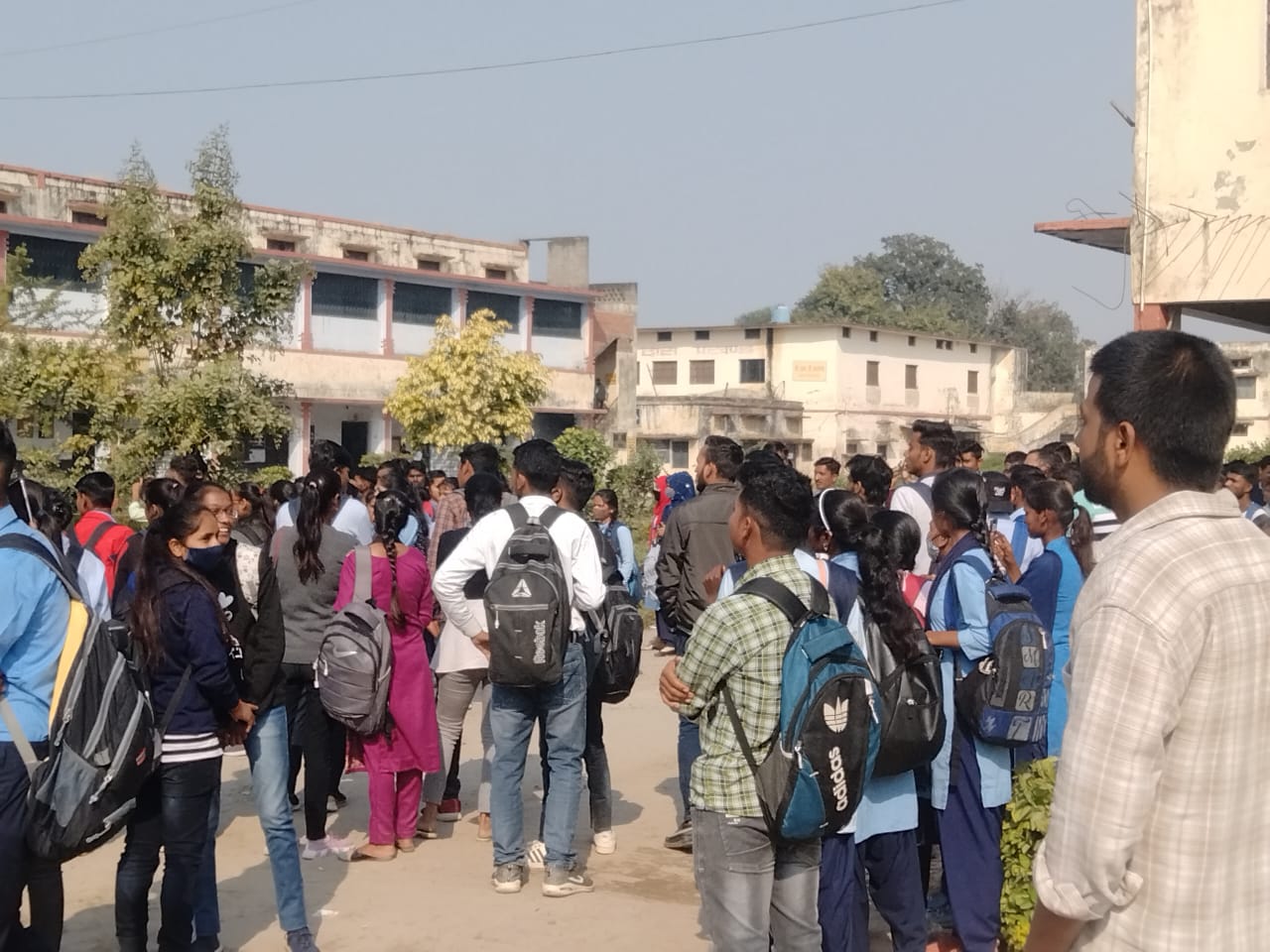 साकेत महाविद्यालय में छात्रसंघ चुनाव की मांग करते हुए छात्रों ने किया प्रदर्शन