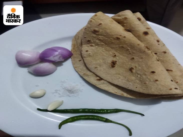 बंधक बनाकर रखे गए लोगों को खाने के लिए 3 रोटी, प्याज-नमक, लहसुन, मिर्च दी जाती थी।