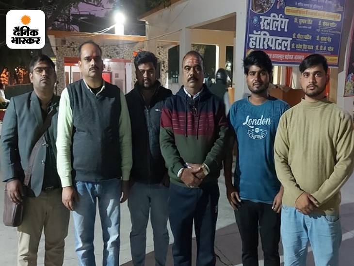 आजमगढ़ में भंवरनाथ मंदिर पहुंचे संजय मिश्रा और राजबहादुर चौबे अपने परिजनों के साथ।