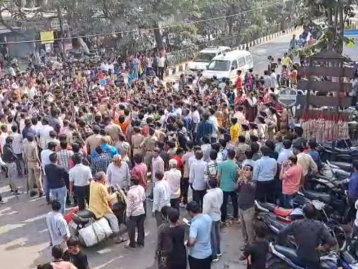 অভিযুক্তদের গ্রেফতারের দাবিতে বিক্ষোভ করা হয়।