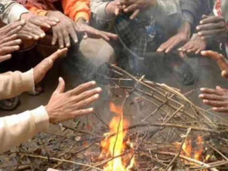 ठंड बढ़ने से कई क्षेत्रों में लोग अलाव का सहारा ले रहे हैं।