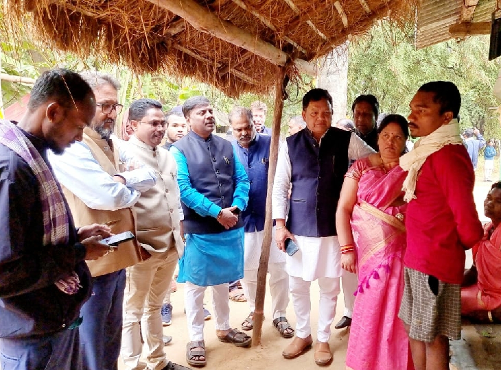 परिजनों से मुलाकात करते नेता।