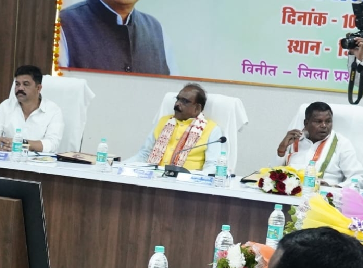 बैठक लेते मंत्री और अध्यक्ष। - Dainik Bhaskar