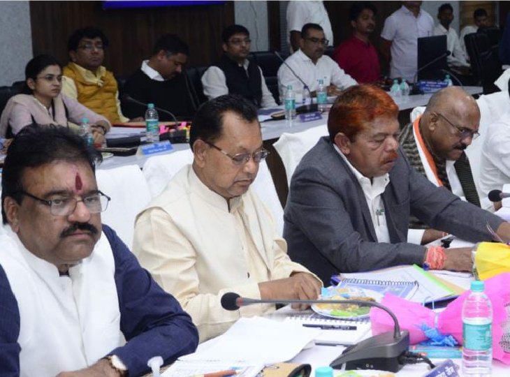 बैठक में मौजूद अफसर और जनप्रतिनिधि।