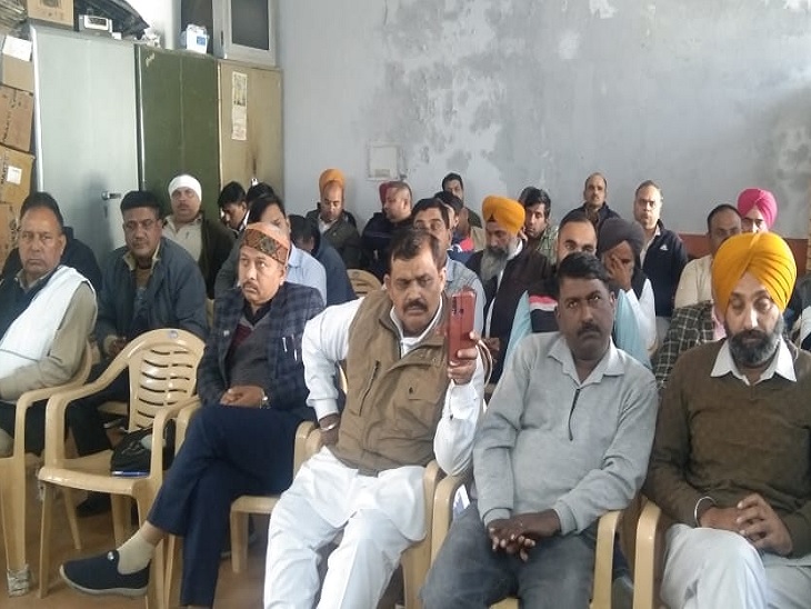 रोहतक बस स्टैंड पर आयोजित ऑल हरियाणा रोडवेज वर्कर्स यूनियन राज्य कार्यकारिणी बैठक में मौजूद रोडवेज कर्मचारी