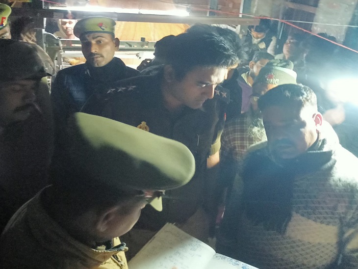 यह फोटो कल रात की है। किशोर की हत्या की सूचना पाकर लोहता थाने की पुलिस उसके घर पहुंची थी।