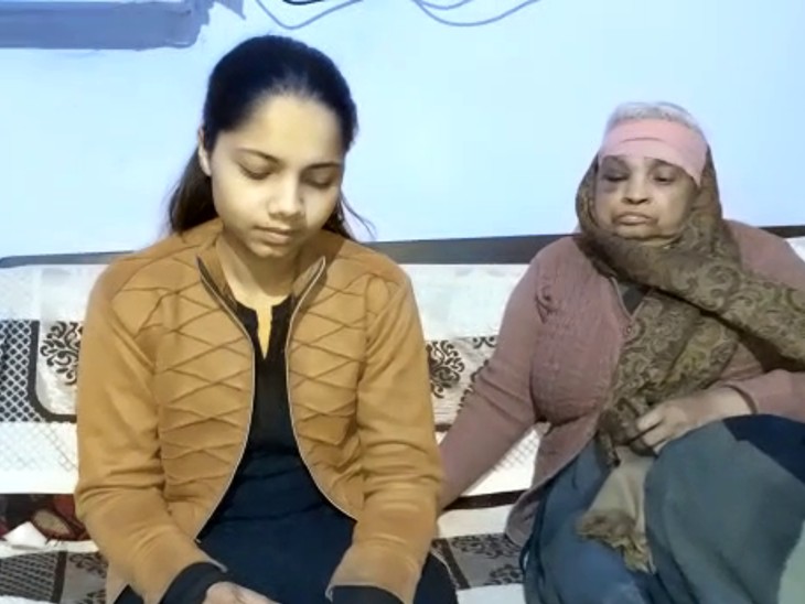 यह फोटो छात्रा रिया और उसकी दादी संतोष देवी की है। शनिवार को संतोष देवी के कान का कुंडल बाइक सवार बदमाशों ने छीनने की कोशिश की थी।