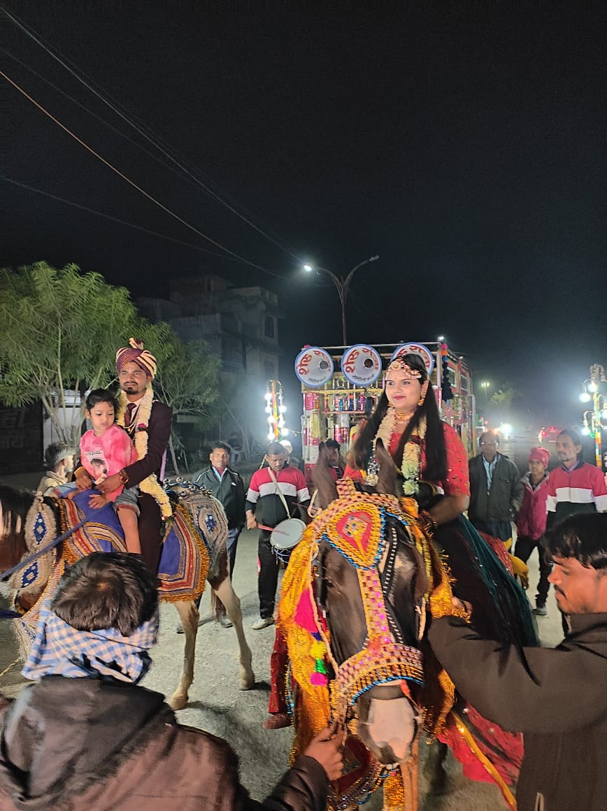 छबड़ा की चंद्रशेखर कॉलोनी से जब दूल्हा दुल्हन दोनों ही घोड़े पर सवार होकर निकले तो इस बिंदोरी को देखने लोग जुट गए।