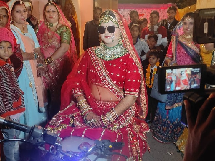 शादी के जोड़े में कामेक्षा ने स्टाइलिश लुक देने में कसर नहीं छोड़ी, काला चश्मा लगाकर बुलेट पर सवार हुई दुल्हन की हर कोई चर्चा कर रहा था।
