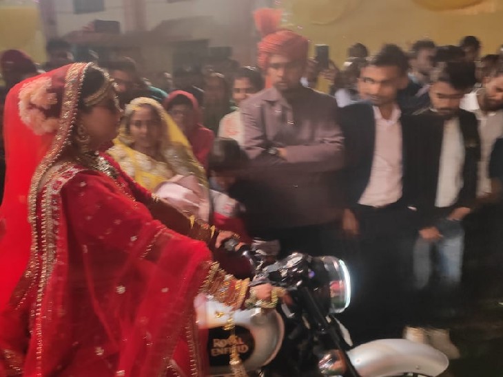 वरमाला के लिए दुल्हन बुलेट चलाकर स्टेज तक पहुंची। स्टेज के पास पहुंचते ही जमकर आतिशबादी की गई।