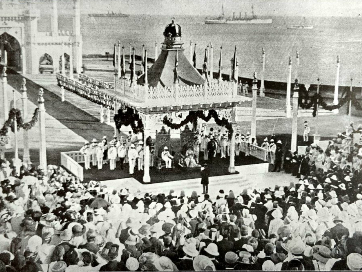 King George-V was the first British monarch to visit India. Queen Mary also came with him.