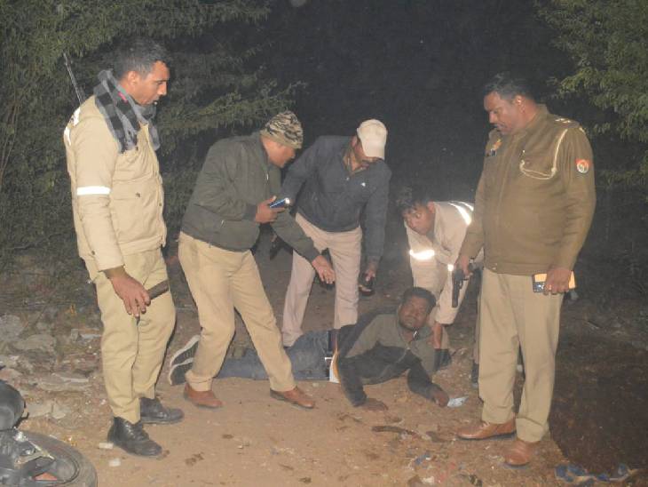 यह फोटो घायल बदमाश शिवम सोनी की है। पुलिस मुठभेड़ में बदमाश के पैर में गोली लगी है।