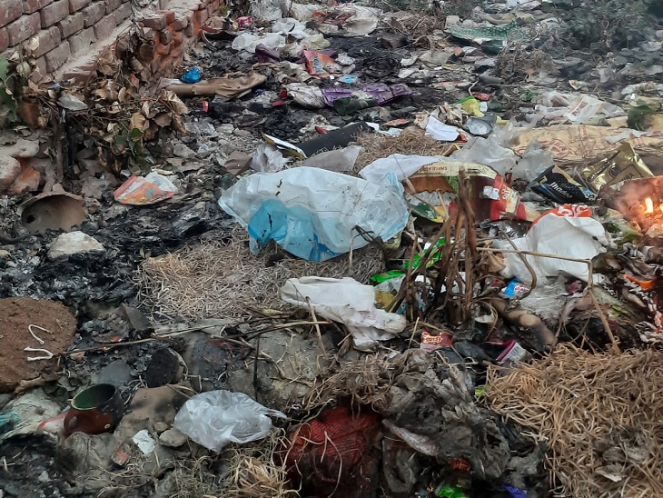 এলাকার অনেক জায়গায় ফাঁকা প্লট ও খোলা জায়গায় এভাবেই ময়লা-আবর্জনা পড়ে আছে।