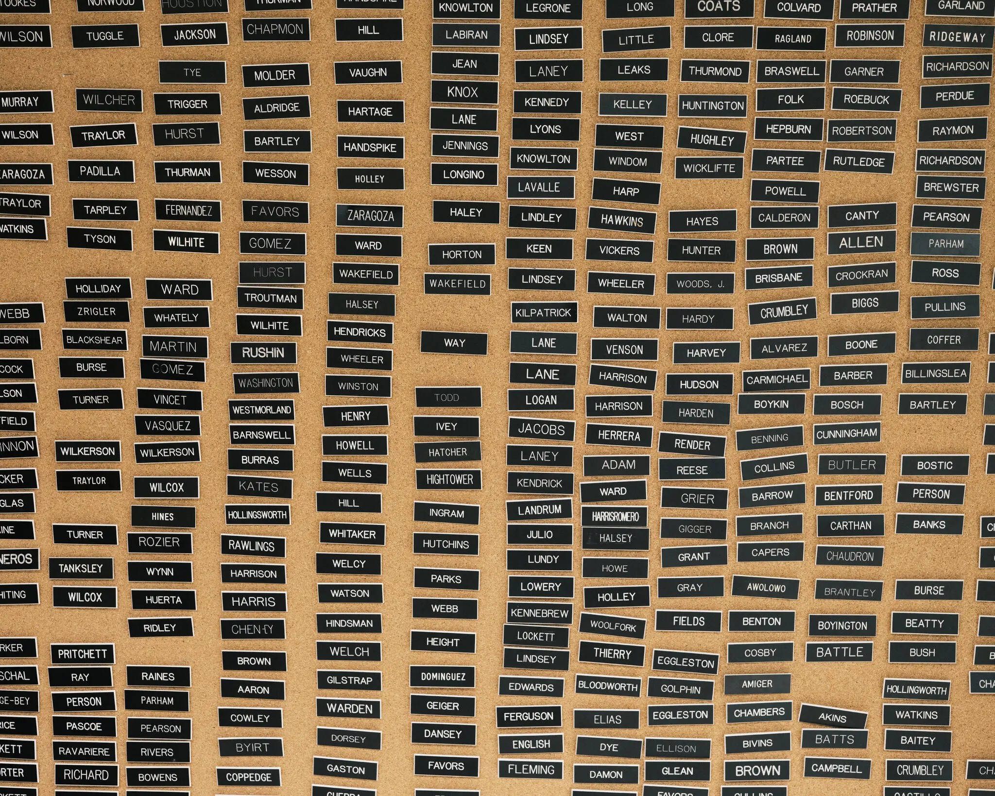 अमेरिका के साउथ एटलांटा के हाई स्कूल में लगे JROTC पास करने वाले बच्चों के नाम के टैग।