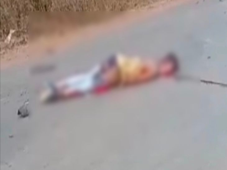 রাস্তায় পড়ে আছে এক নাবালকের লাশ।