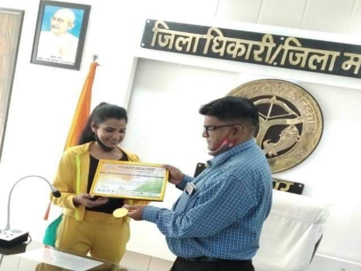 ডিএম রবীশ গুপ্তের কাছ থেকে সম্মান নিচ্ছেন আমিনা।