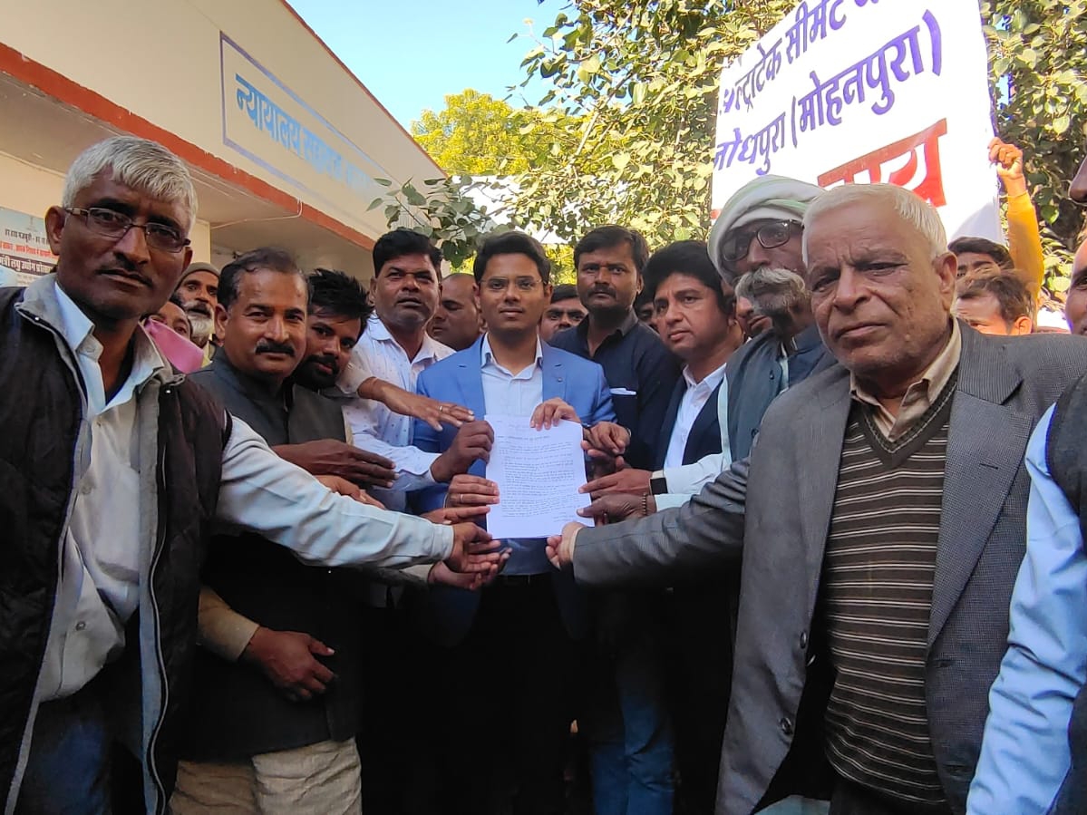 Villagers took out rally and submitted memorandum to SDM, will sit on ...