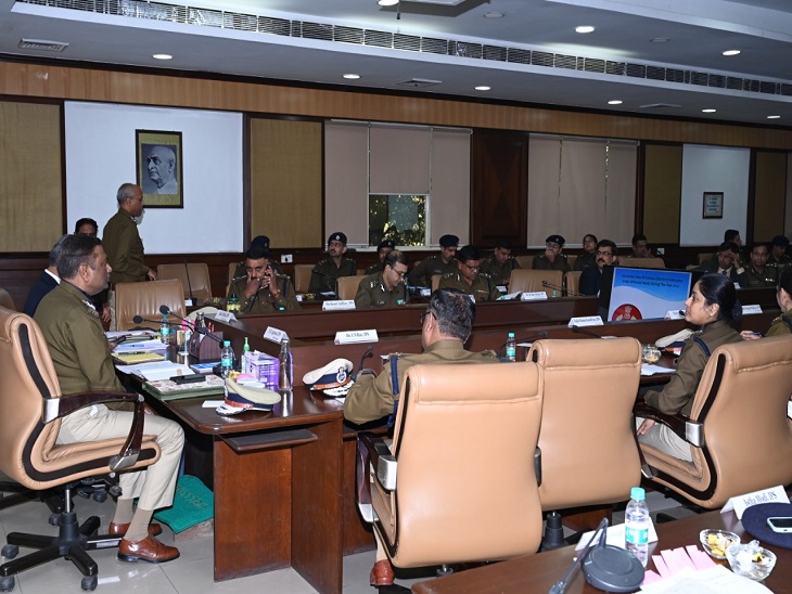 राज्य स्तरीय अपराध समीक्षा के दौरान DGP अन्य पुलिस अधिकारियों के साथ वार्ता करते हुए।