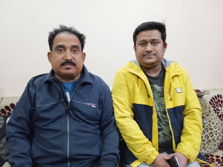 अनिल उपाध्याय, बेटे डॉ. अमित के साथ, इसे वह दूसरी जिंदगी मान रहे हैं।