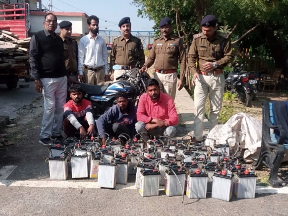 Big action taken by RPF police, accused arrested including 50 batteries ...