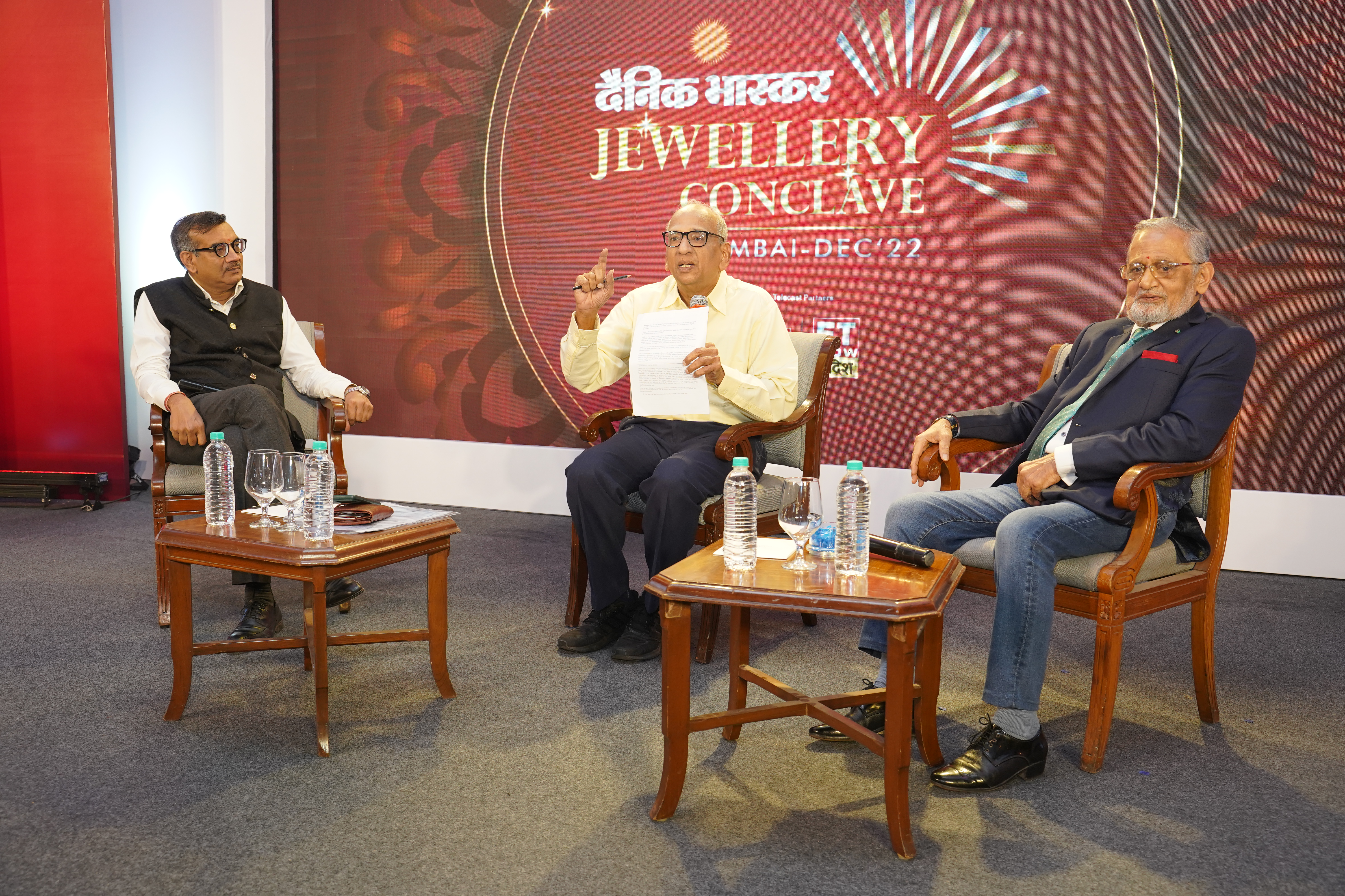 एसोसिएशन ऑफ इंडिया बुलियन एंड ज्वैलर्स एसोसिएशन (आईबीजेए) के राष्ट्रीय सचिव सुरेंद्र मेहता (बाएं) और भारत के जेम एंड ज्वैलरी एक्सपोर्ट काउंसिल के पूर्व वाइस चेयरमैन पंकज पारेख (दाएं)