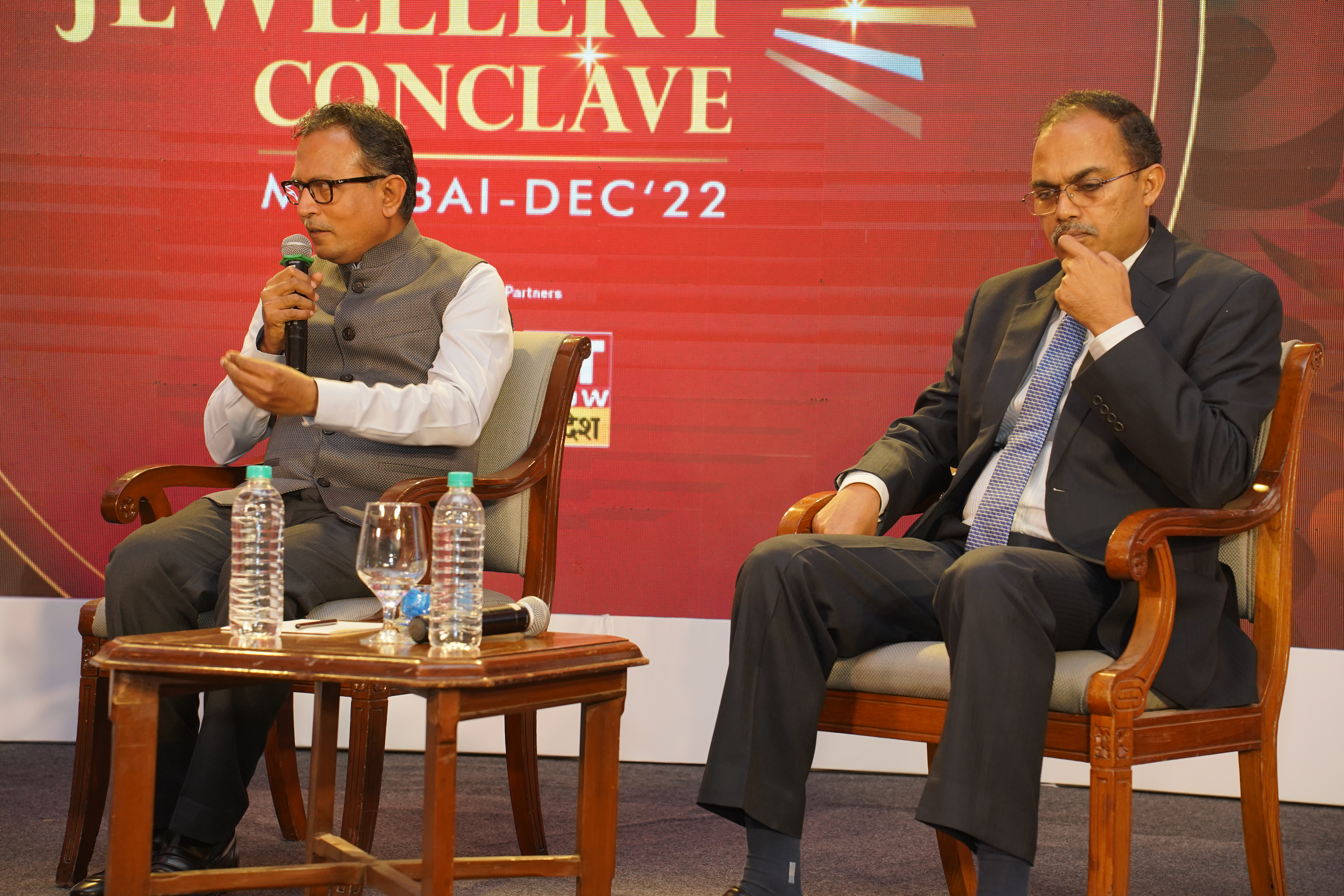 कोटक म्यूचुअल फंड के MD नीलेश शाह (बाएं) और HDFC एमएफ के पूर्व CEO प्रशांत जैन (दाएं)