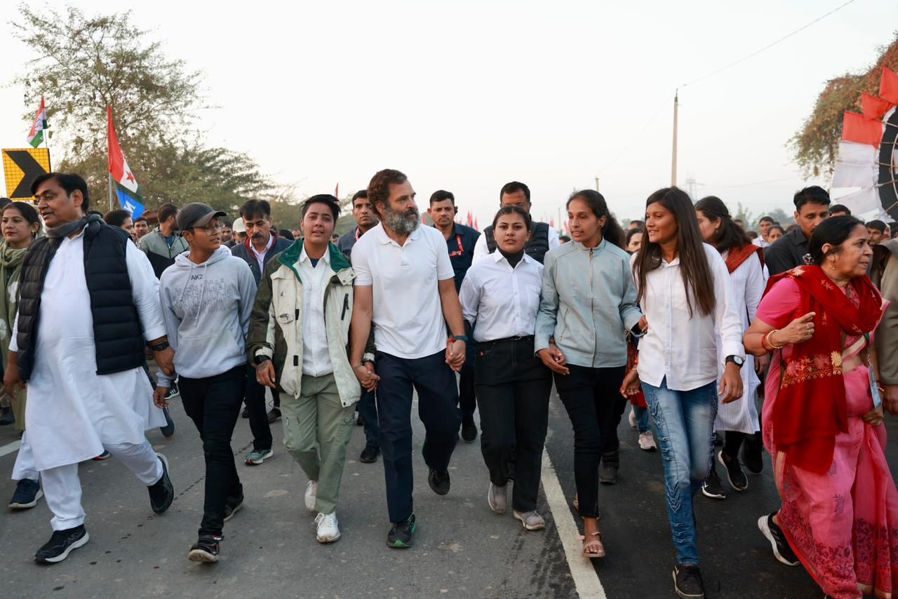 महिलाएं उमड़ीं, प्रियंका और उनकी बेटी मिराया भी चल रही हैं साथ | Rahul Gandhi Rajasthan Yatra LIVE Update; Priyanka Gandhi Miraya Vadra | Ashok Gehlot Sachin Pilot 14 राहुल ने यात्रा में शामिल हुई यंग जनरेशन के काफी देर देर तक किया।।।।।।।।