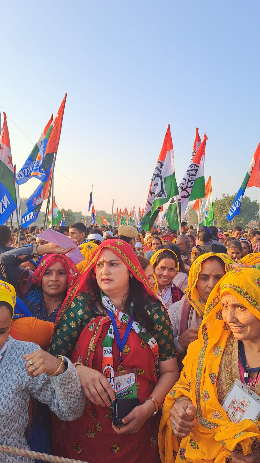 महिलाएं उमड़ीं, प्रियंका और उनकी बेटी मिराया भी चल रही हैं साथ | Rahul Gandhi Rajasthan Yatra LIVE Update; Priyanka Gandhi Miraya Vadra | Ashok Gehlot Sachin Pilot 9 सवाई माधोपु ike से महिलाओं ने राहुल गांधी के साथ चलने का मौका नहीं मिलने पर नाराजगी जताई।।।।।।।।।।।।।।।। How to earn your money