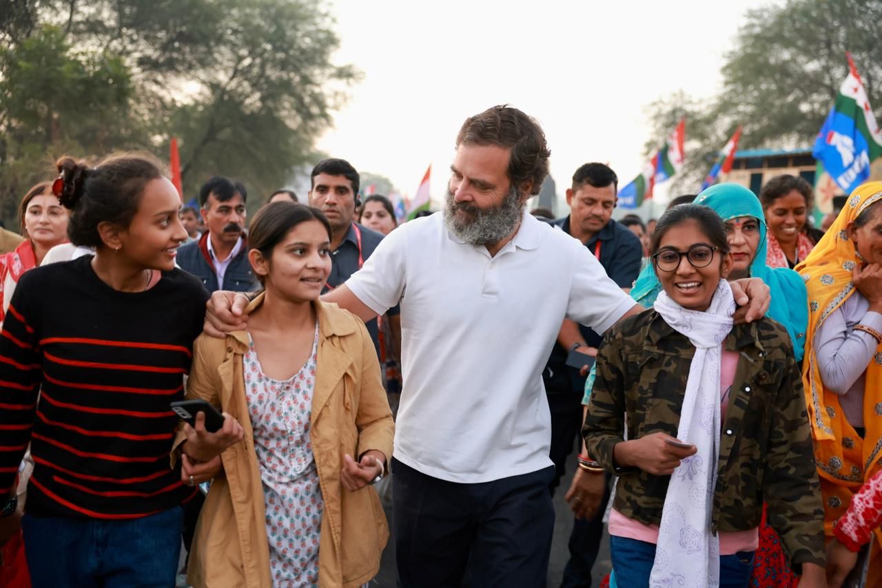 महिलाएं उमड़ीं, प्रियंका और उनकी बेटी मिराया भी चल रही हैं साथ | Rahul Gandhi Rajasthan Yatra LIVE Update; Priyanka Gandhi Miraya Vadra | Ashok Gehlot Sachin Pilot 12 राहुल अपनी यात्रा के दौरान लगातार बच्चों से मिल रहे हैं ।।।।।।।।। ।।।।।।।।। ।।।।।।।।। ।।।।।।।।। ।।।।।।।।। ।।।।।।।।। आज यात्रा में शामिल हुईं कुछ लड़कियों से से उन्होंने बातचीत की।।।।।
