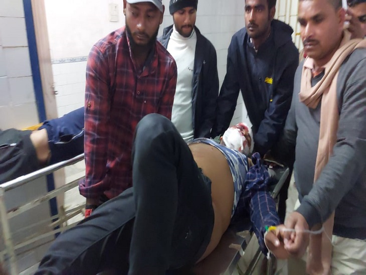 घायलों का अस्पताल में इलाज जारी है।