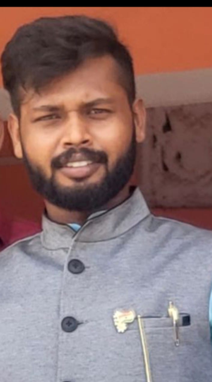 लोगों का कहना है कि गोपाल मंडल का बेटा आशीष अपने साथियों के साथ आया और गोली मार दी।
