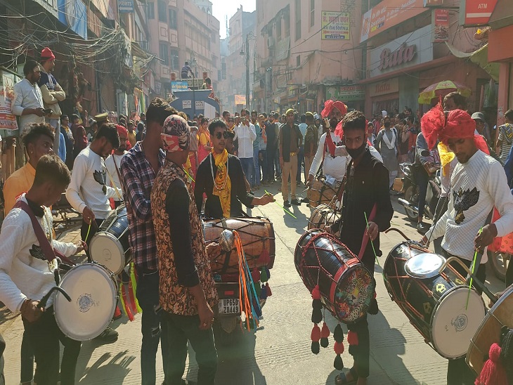 शोभायात्रा के आगे लोग ढोल-नगाड़े बजाते हुए चल रहे थे। लोगों की भीड़ को देख कर ढोल-नगाड़े बजाने वालों का उत्साह और भी बढ़ जा रहा था।