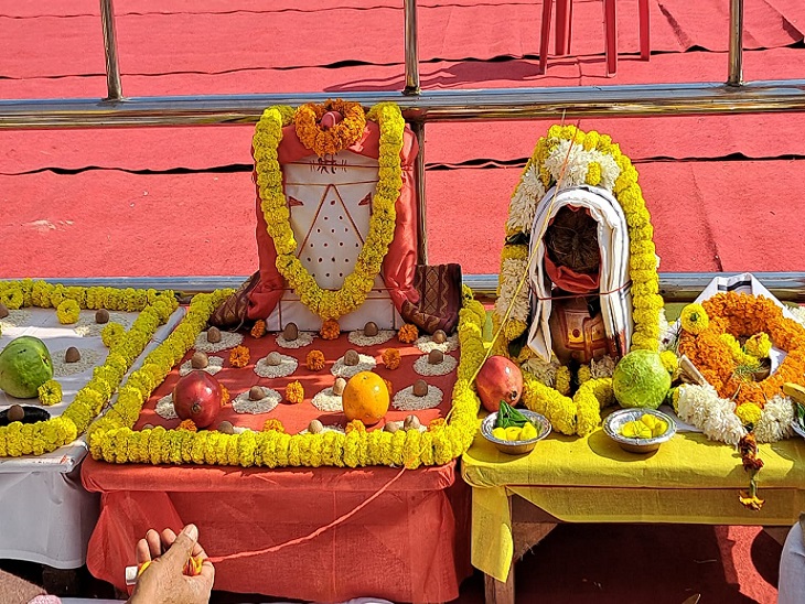 श्री काशी विश्वनाथ धाम में आज विधि-विधान से पूजा कर विश्व शांति और कल्याण की कामना की गई। दोपहर में विद्वानों के बीच श्री काशी विश्वनाथ धाम की प्राचीनता एवं नवीनता का अनुशीलन विषय पर गोष्ठी हुई।