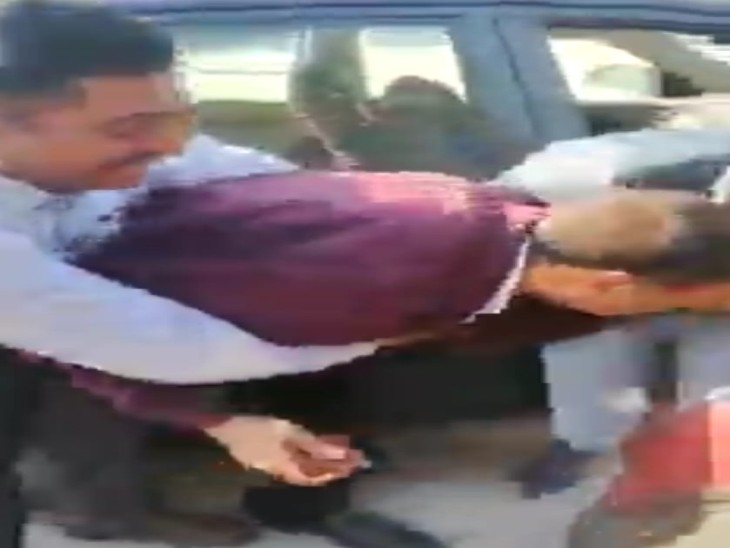 आरोपी के मुंह से पैसे निकलवाते हुए।