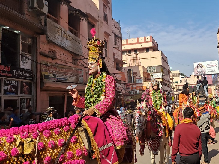 मैदागिन से गोदौलिया तक निकाली गई भव्य शोभायात्रा में अलग-अलग देवताओं की वेशभूषा में कलाकार घोड़ों और रथों पर सवार थे।