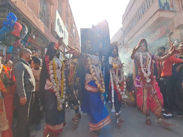 शोभायात्रा के साथ भारी भीड़ चल रही थी। कलाकारों का करतब देख कर लोग मंत्रमुग्ध हुए जा रहे थे। शोभायात्रा का रास्ते भर लोगों ने हर-हर महादेव के उद्घोष के साथ स्वागत किया।