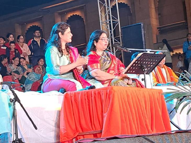 अनुराधा पौडवाल ने भजन संध्या में एक के बाद एक कई गाने गाए। बाबा का त्योहार आया...सुनकर श्रद्धालु भाव विभोर हो गए।