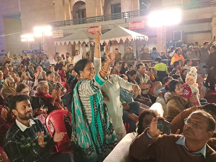 गाना सुनते ही श्रद्धालु खुद को रोक नहीं पाए। वो जहां पर बैठे थे, वहीं पर खड़े होकर डांस करने लगे।