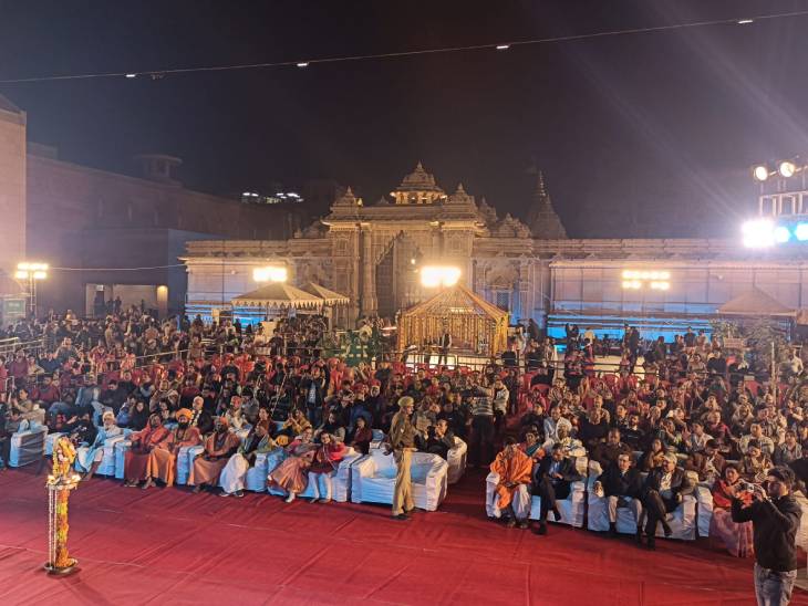 भजन संध्या में सैकड़ों की संख्या में लोग शामिल हुए। भीड़ को देखते हुए सुरक्षा-व्यवस्था के खास इंतजाम किए गए थे।
