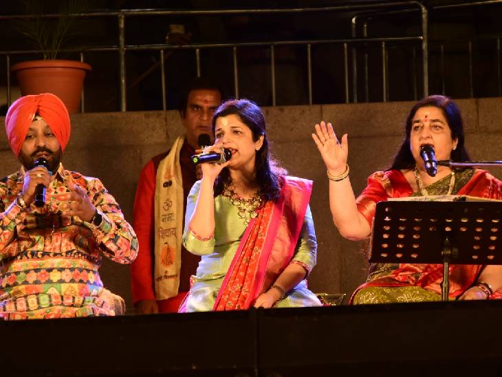 अनुराधा पौडवाल के भजनों ने काशी के उत्सव में चार चांद लगा दिए। उनके भजनों के कई श्रद्धालु काफी दूर से आए थे।