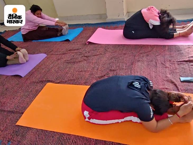 मुरादाबाद में बेसिक शिक्षा विभाग की मंडलीय योगा प्रतियोगिता में 48 टीचर्स ने लिया हिस्सा | 48 teachers participated in the Divisional Yoga Competition of Basic Education Department; 2 new project 2022 12 13t144939087 1670925311