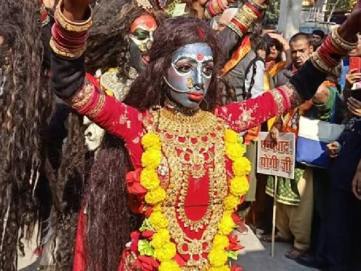 शोभायात्रा की शुरुआत मैदागिन से हुई और यह बुलानाला, चौक, बांसफाटक, गोदौलिया होते हुए चितरंजन पार्क पर संपन्न हुई।