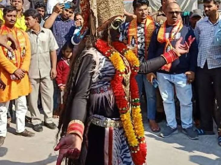कलाकारों ने गजब का प्रदर्शन किया। इसको देखने के लिए श्रद्धालु पूरी शोभायात्रा के दौरान मौजूद रहे।