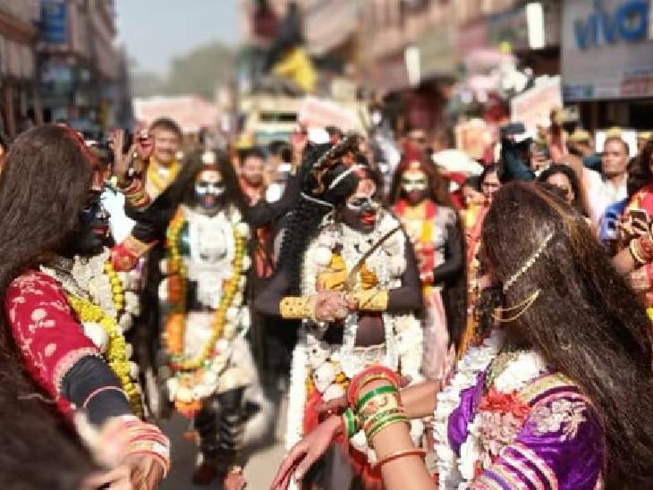 नमामि गंगे काशी क्षेत्र के संयोजक राजेश शुक्ला के नेतृत्व में ललिता घाट पर विश्वनाथ धाम और मां गंगा की आरती उतारी। साथ ही शोभायात्रा में शामिल मां काली की भी पूजा की।