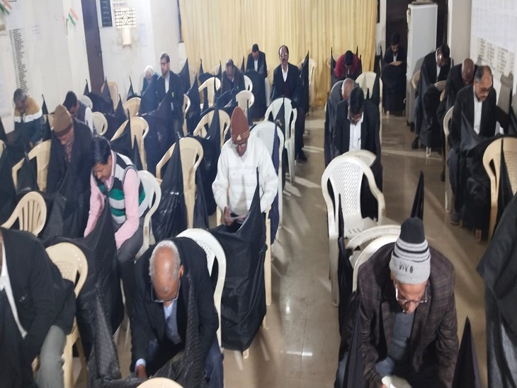 दी बनारस बार एसोसिएशन के वार्षिक चुनाव के लिए मंगलवार को अधिवक्ताओं ने मतदान किया था। आज मतगणना की प्रक्रिया संपन्न हुई है।