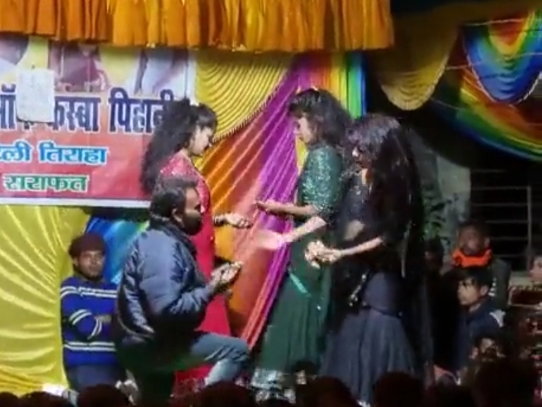 Dance of bar girls in religious rituals in Sitapur, VIDEO Mela