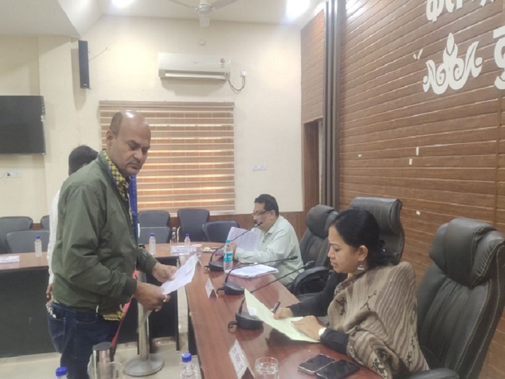 कलेक्टर से शिकायत करने पहुंचे मोहल्ले के लोग
