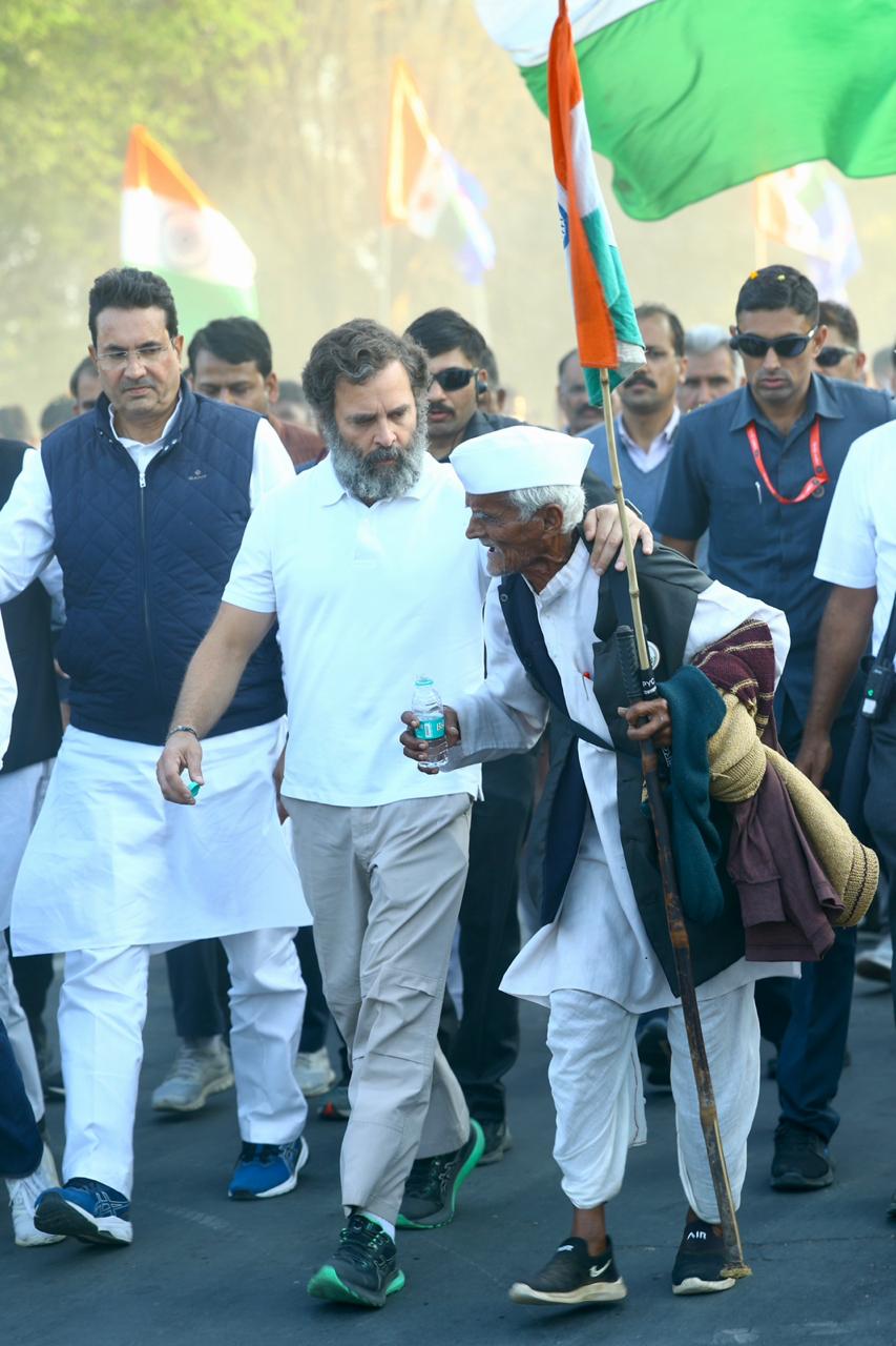 सवाई माधोपुर में भारत जोड़ो यात्रा के दौरान राहुल गांधी ने एक बुजुर्ग से मुलाकात की।
